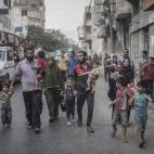 Miles de personas tratan de abandonar el barrio gazatí de Shujaiya, en el este de la Franja, objeto de intensos y repetidos bombardeos del Ejército israelí por tierra y aire. Han fallecido decenas de personas.
