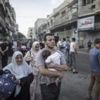 Miles de personas tratan de abandonar el barrio gazatí de Shujaiya, en el este de la Franja, objeto de intensos y repetidos bombardeos del Ejército israelí por tierra y aire. Han fallecido decenas de personas.
