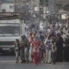 Miles de personas tratan de abandonar el barrio gazatí de Shujaiya, en el este de la Franja, objeto de intensos y repetidos bombardeos del Ejército israelí por tierra y aire. Han fallecido decenas de personas.