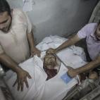 Miles de personas tratan de abandonar el barrio gazatí de Shujaiya, en el este de la Franja, objeto de intensos y repetidos bombardeos del Ejército israelí por tierra y aire. Han fallecido decenas de personas.