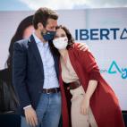 Dándose un abrazo en libertad en un evento de campaña el 1 de mayo de 2021.