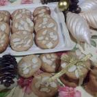 Esta receta necesita respetar muy bien todos los tiempos, pero aparte de eso, su elaboración es muy sencilla: se baten 50 gramos mantequilla reblandecida con 50 gr. de azúcar, se añade una tableta de turrón blando, 2 huevos y 100 gr. de hari...