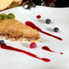 Esta receta permite aprovechar dos turrones: el blando y el de chocolate (si ha sobrado). Pero lo primero, el almíbar, cociendo un vaso de agua, otro de azúcar y medio de ron. Se empapan 10 bizcochos de soletilla en la mezcla, se derriten los ...