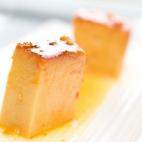 Esta receta es para los muy golosos, porque además de turrón lleva: 300 gr. de leche condensada, 300 ml. de leche (que se usa para ablandar el turrón) y 5 huevos, que se meten en un molde caramelizado con la cocción de 4 cucharadas de azúca...