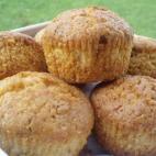 Para hacer la masa de estos bollos, hay que dividir en dos los ingredientes: los húmedos (200 ml. de nata, 2 huevos y 125 gr. de mantequilla derretida) y los secos (un turrón duro triturado, 200 gr. de harina, 100 de azúcar y medio sobre de l...