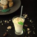 Suena raro...¿helado de polvorón? Pues sí, y la receta es bien sencilla: se mezclan 2 polvorones (del sabor que sea) con la yema de 1 huevo y una cucharadita de miel. Se montan 150 ml. de nata, se añade a la mezcla y se deja en el congelador...