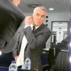 David Cantero se maquilla hasta las orejas.