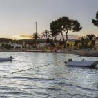 Aunque en lo que va de año ha caído seis décimas respecto a 2013, durante el mes de junio ha sido de nuevo la comunidad preferida por los foráneos y ha conseguido recuperar terreno. En el primer semestre han paseado por sus islas 4,2 millone...