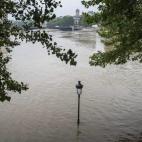 En las islas del centro de París hay muchos parques y merenderos que se han visto anegados.