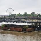 A lo largo del río que atraviesa París hay muchos restaurantes, que permanecieron cerrados. Museos como el Orsay y el Louvre, que el viernes no abrirá el viernes, han alterado sus horarios por la crecida del Sena.