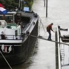 La crecida del Sena ha complicado el desembarco de muchos de los ocupantes de los barcos-vivienda que hay en ambas orillas del Sena.