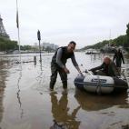 Algunos de los habitantes de los barcos de la capital de Francia tuvieron que salir de sus casa en barcas hinchables.