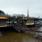 El acceso a una de las estaciones donde se toman los barcos turísticos que recorren el Sena tuvo que ser adaptada para superar el agua que anegaba su entrada.