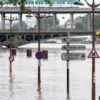 Los laterales del Sena, una vía que normalmente tiene mucho tráfico, ha tenido que ser cortada por la crecida del río.