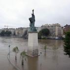 La Estatua de la Libertad original, la que sirvió de modelo para su homónima de Nueva York, se vio rodeada de agua y se pareció más que nunca a su hermana americana, situada en una isla.