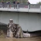 Pocas veces tantos curiosos se pararon a ver como discurría el río a su paso por el centro de París.