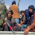 Talibanes ante el aeropuerto Hamid Karzai de Kabul, este 31 de agosto.