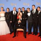 El reparto de La gran estafa americana celebra el premio a la mejor comedia o musical.