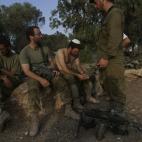 La tregua ha sido aceptada la noche de este lunes por el Gobierno del primer ministro Benjamín Netanyahu. En la fotografía, militares israelíes descansan cerca de la Franja.