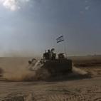 Un tanque Merkava se retira de la Franja de Gaza. El conflicto ha causado más de 1.800 muertos palestinos y 65 israelíes.