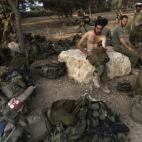 Miembros del ejército de Israel, tras la retirada de las tropas.