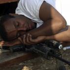 Un soldado israelí descansa en la frontera con la Franja.