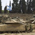 Militares israelíes, junto a tanques Merkava.