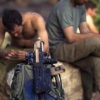 Dos soldados descansan tras retirarse de la Franja.