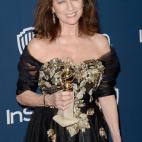 La actriz Jacqueline Bisset tras recoger su premio a la mejor actriz de reparto en una serie, miniserie o telefilme, en este caso, Dancing on the edge.