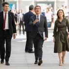 M&aacute;s 'novatos': el l&iacute;der del PP, Alberto N&uacute;&ntilde;ez Feij&oacute;o (c), llega como un ni&ntilde;o observando todo: es su primer debate del Estado de la Naci&oacute;n como presidente de los populares.