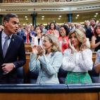 Antes de su estreno en el debate, S&aacute;nchez recibe los aplausos de su grupo parlamentario a su llegada. Pleno apoyo al 'presi'.