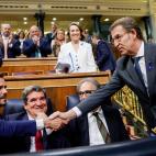 Feijoo y Garz&oacute;n se saludan antes de que empiece el debate.