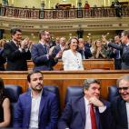 Los populares, como locos con la presencia de su l&iacute;der. En la fila inferior est&aacute;n a otra cosa: algunos ya han saludado a Feij&oacute;o y otros, simplemente, se han hecho los locos...