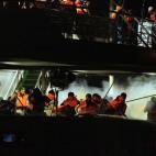 Dos cooperantes españoles presentaron el 23 de julio de 2010 una querella por crímenes de guerra y contra la humanidad contra las autoridades israelíes por el asalto armado que comandos de ese país habían lanzado en mayo del mismo año cont...