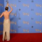 Robin Wright posa con su galardón a la mejor actriz de serie dramática por House of Cards.