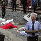 Antonio Martín Marugán, interventor del tren, camina entre las vías llenas de cadáveres