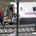 Policía y vecinos de Angrois socorren a las víctimas