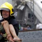 Un bombero socorre a una niña