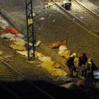 Los bomberos trabajan en la zona la misma noche del accidente