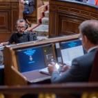 Ojo qu&eacute; mirada de Pablo Echenique hacia el esca&ntilde;o donde est&aacute; sentado Alberto N&uacute;&ntilde;ez Feij&oacute;o y que hasta hace unos meses ocupaba Pablo Casado.