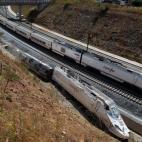 Un Alvia circula junto a los restos del tren siniestrado pocos días después del accidente