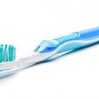 DAÑO: 4 / 5 CUÁNDO DEBERÍAS REEMPLAZARLO: Cada tres meses El experto Jason Tetro asegura que las cerdas pierden fuerza con el tiempo, lo cual hace que el cepillado sea menos efectivo. Si no lo cambias, puede que las encías sufran daños e i...