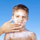 DAÑO: 2 / 5 CUÁNDO DEBERÍAS REEMPLAZARLA: Cada año. Aunque la mayoría de las cremas solares duran hasta tres años, si el bote ya está abierto, es mejor comprar uno nuevo al año siguiente. “La crema solar puede albergar bacterias (como...