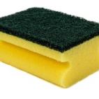 DAÑO: 4 / 5 CUÁNDO DEBERÍAS REEMPLAZARLA: Todos los meses. Si utilizas el mismo estropajo durante meses, las bacterias pueden crecer y esparcirse cuando limpias. “Si el número de bacterias aumenta con rapidez, la esponja podría extender...