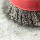 DAÑO: 1 / 5 CUÁNDO DEBERÍAS REEMPLAZARLOS: No reutilices los desechables. Los abrasivos utilizados para limpiar ollas y sartenes, por ejemplo, deberían aclararse con agua caliente durante al menos 10 minutos para matar las bacterias.