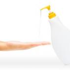 DAÑO: 0 / 5 CUÁNDO DEBERÍAS REEMPLAZARLO: Una vez al mes (si rellenas el bote). Tetro afirma que los antisépticos con alcohol van perdiendo efectividad, pues el alcohol se evapora. “Aunque las bacterias no crezcan en el recipiente, quizá...