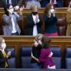 Se desata la fiesta: Sánchez levanta el puño, Díaz y Montero se abrazan...