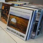 Muy cerca de La Central de Callao se concentran algunas de las tiendas de discos de segunda mano de la ciudad. Aunque llevan ahí años, siguen sirviendo de alternativa a la monótona oferta de las grandes superficies que controlan la zona... y ...