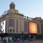 Los Cines Callao es la sala de cine más deslumbrante de la zona. Y lo es, literalmente, por los letreros luminosos que ocupan sus fachadas. Junto al Palacio de La Prensa, son dos de los supervivientes de la sangría cultural que ha sufrido la a...