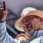 Colombian presidential left-wing candidate Gustavo Petro, gestures during a campaign rally in Medellin, Colombia on May 20, 2022. - Petro is leading the polls for the upcoming presidential election on May 29. (Photo by JOAQUIN SARMIENTO / AFP) (...